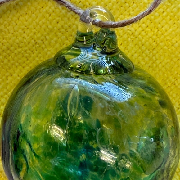 NWOT LUKE ADAMS GLASS BLOWING ORB ORNAMENT SUN SWIRL 2.5” DIAMETER GREEN BLUE - Picture 3 of 6